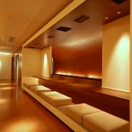 プライベートな個室席は、大小合わせて10部屋を用意。30名までを収容できる大広間の用意もあり、周囲を気にすることなくお食事を楽しめます。宴会利用にいかがでしょうか。