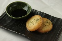 ジャガイモを練り込み、バターを効かせた揚げたてもちの中にはチーズがとろ～り。甘辛ソースでお召し上がり下さい！！