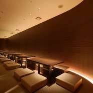 最大70名を収容できる大型個室では、横断幕やプロジェクターを用意する事も可能。忘新年会や送別会、結婚式の2次会等にもご活用頂けます。わいわいがやがや、おいしい料理とお酒に舌鼓を打ってみませんか。