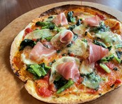 チーズ好きにはたまらない！たっぷりチーズと生ハムの相性は格別です！