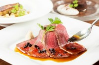 契約牧場で育った穀物肥育牛を柔らかく旨味たっぷりのローストビーフに仕上げました。総料理長がさらに素材を吟味し、旨味を最大限に引き出したKICHIRIだけの贅沢な味わいをご賞味ください!!