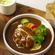 ジューシーなお肉を使用したデミグラスソースたっぷりの煮込みハンバーグプレートは、お子様にもお母様にも大人気です！