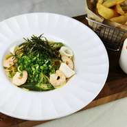 槍烏賊と海老の海鮮の旨味がたっぷり詰まった和風バターがアクセントのペペロンチーノ。是非この機会にご堪能ください。