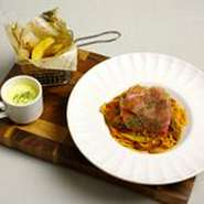 新鮮なプロシュートをアツアツなパスタと一緒にお召し上がりください。芳熟なトマトソースは女性に人気です！