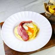厚切りベーコンがどーんと乗った濃厚クリームカルボナーラ。半熟たまご絡めて贅沢にお召し上がりください。

