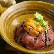 きちり特製のローストビーフと贅沢にウニをのせた贅沢な丼です。ソースはなんと黒トリュフがたっぷり。贅沢したい気分の時におすすめです！！