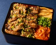 たっぷりのねぎにレモンとペッパーが香るたれの旨さ抜群。 ちょっと厚切り、食べ応えあるボリューム！ 指定農場で厳選された高品質の黒毛牛の中落ちカルビを使用。