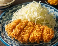 定番ロースかつ。全世界で生産されている豚の中でも僅か5%、純粋種の黒豚を使用！  しじみ味噌汁、キャベツ、金胡麻、オリジナルとんかつソース、お漬物がセットです。