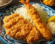 ぷりっぷりで大ぶりの海老はさっくりと揚げております。 当店一押しセットを是非ご堪能ください。  しじみ味噌汁、キャベツ、金胡麻、オリジナルとんかつソース、お漬物がセットです。 