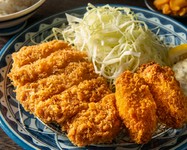 ジューシーな広島県産牡蠣の甘みが食欲をそそります。 しじみ味噌汁、キャベツ、金胡麻、オリジナルとんかつソース、お漬物がセットです。 