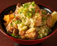 ネギと香味野菜がたっぷりレモンの酸味が爽やかな頬張りたくなるタレの存在感。