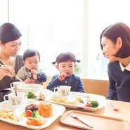 ご家族でのご利用や、お子様連れでのご来店も大歓迎。
お子様用の椅子や食器もご用意できます。
気になるようでしたら、個室ご要望の旨もお聞かせください。
(写真はイメージです)