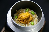 オーダーを受けてから目の前で炊き上げ る雲丹釜飯。釜飯ならではのふっくらとし た炊き上がりに仕上げ、お米全体にに 雲丹の香り広がります。