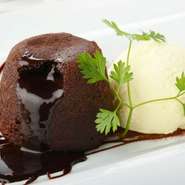 フランス・カカオバリー社製のチョコレートは、甘すぎないおいしさと男女共に人気。ナイフを入れればとろけるようなチョコレートが溢れ出します。バニラアイスをつけて、至極のスイーツを味わって。