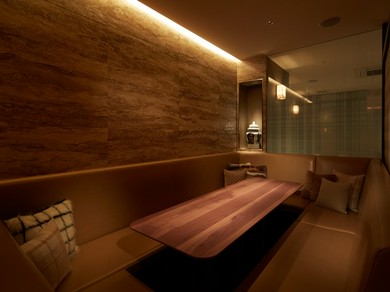 仲間同士集まって、くつろぎ過ごす憩いのひと時。カクテルで乾杯