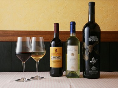 常時10種類を用意。料理を引き立てるワインをラインナップ