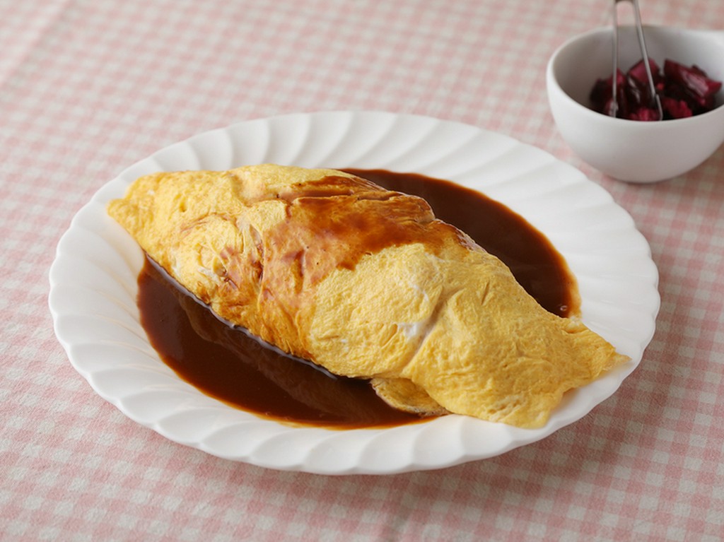 手間暇かけて作ったドミグラスソースが味の決め手の『オムライス』