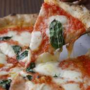 ピッツァの定番『マルゲリータ』、フラムでは『バジルとモッツァレラのトマトソースピッツァ』という名前で提供しています。「迷ったらまずはこちらを食べて欲しい」一押しのメニュー
