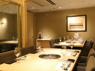 サロン気分でくつろげる個室があり、接待や会食、様々な宴席に◎