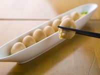 うずらの味玉。ファンが多い一品。