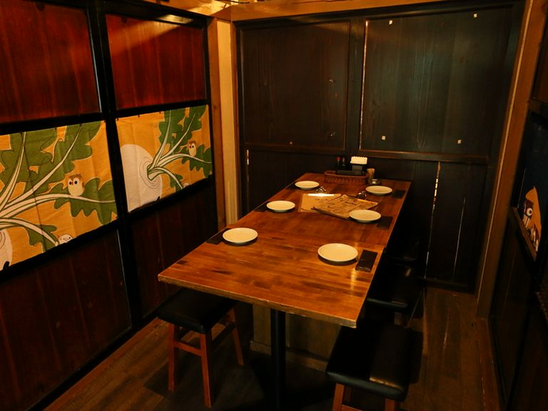 初めて出会った人同士も自然に話が弾む6人用個室を用意