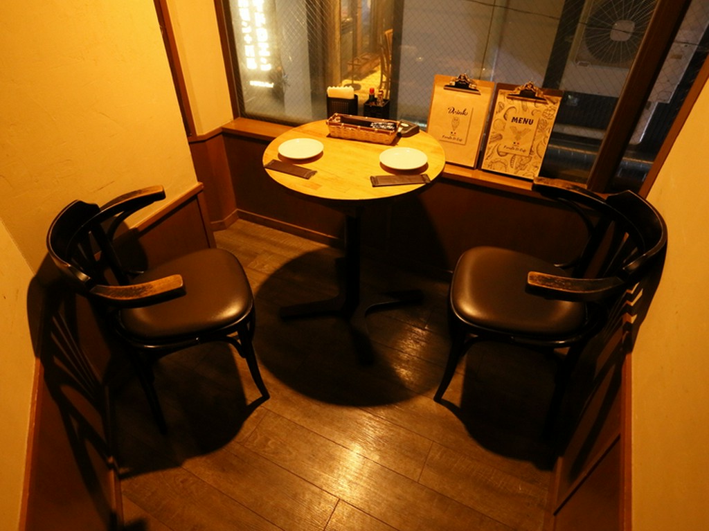 デートにぴったりな２名用個室で料理と会話を楽しむ