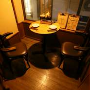 【Trattria Foresta Di Gufi】には、シーンによって使い分けられる個室が複数あります。２名用の個室はデートにおすすめ。美味しい料理とお酒、そして２人だけの時間と会話をゆったりと楽しめます。