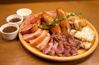 ・鶏ムネ肉・鶏もも肉・牛肩ロース・ポークソーセージ・厚切りベーコンステーキ・鴨肉のロースト・豚ロース
※お肉の内容が変わる場合がございます
