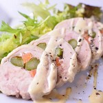 宮城のブランドサーモン「伊達銀（だてぎん）」を使用しています。レモンベースのクリームドレッシングで味付けした、見た目も風味もさわやかなカルパッチョです。