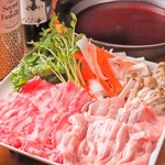 当店人気の冬の名物料理！赤ワインしゃぶしゃぶ～2種のお肉～
※2名様～、前日までのご予約となります。