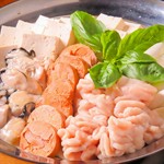 仙台牛のもも肉にスパイスをすり込んでつくられたやわらかくてジューシーな自家製ローストビーフ。お店イチオシの人気メニューです。西洋わさびが入ったレフォールマヨネーズとの相性もバツグンです。