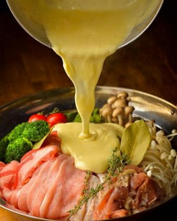 季節の食材をたっぷり使用したチーズ鍋