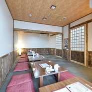 座敷の部屋は1部屋12人まで、2部屋合わせて24人まで収容可能。貸切もできるので、忘新年会や歓送迎会など、幅広いシーンで活躍します。