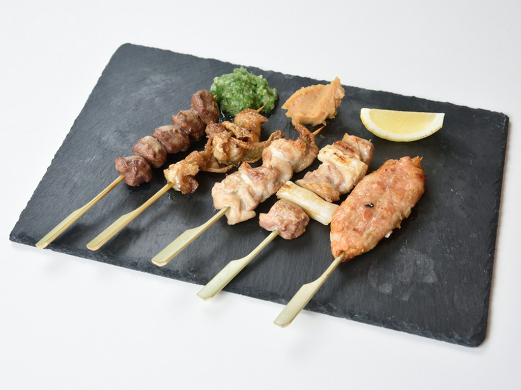 さまざまな部位が食べられる『串焼き5本盛』