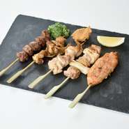 その日の状態のいいものを、串焼きにした一品。もも、ぼんじり、砂肝、皮、なんこつなど、さまざまな部位をお得に楽しめます。新鮮だからこその旨みを、ぜひ一度味わってみてはいかがでしょう。