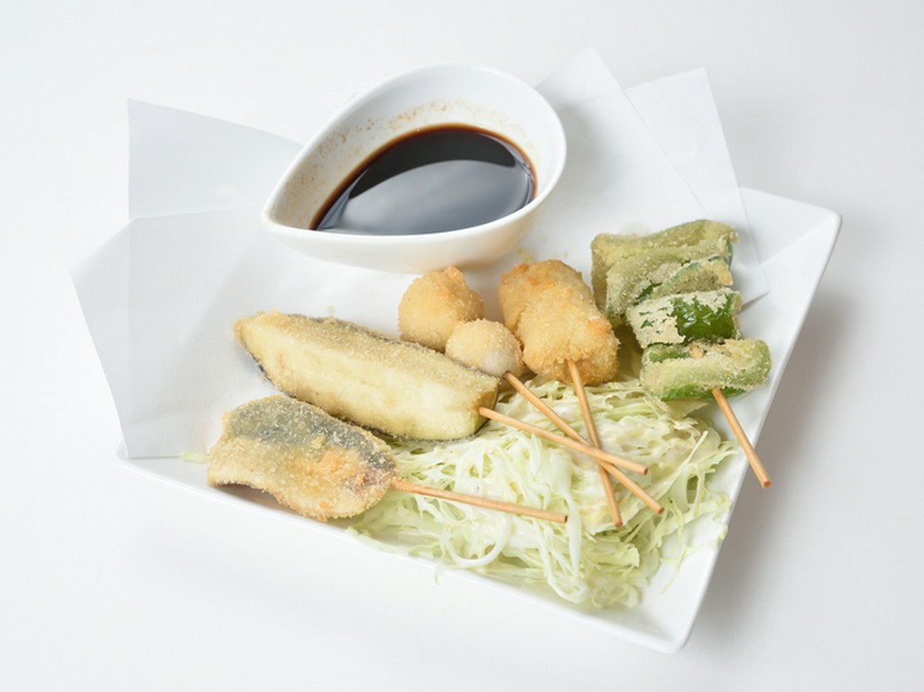 新鮮なネタを使用してつくる『串揚げ5本』