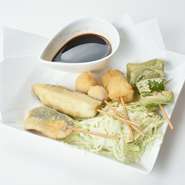 肉、魚、野菜と、旬の新鮮なネタを使用してつくる『串揚げ5本』。細引きのパン粉を使った薄めの衣は、ネタの旨みをしっかりと閉じ込めつつ、軽やかな食感を演出。さっぱりめの自家製ソースでいただけます。