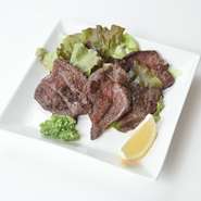 牛タンのなかでも柔らかい「タンもと」「タンなか」のみを使用してつくる『牛タン焼き』。1本丸ごと仕入れ、店内で処理をしているからこそ出せる一品です。タンの独特な歯ごたえと旨みを堪能できます。