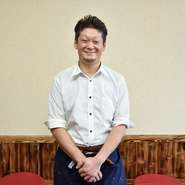 せっかく当店に来ていただけたのであれば、「また来たい」と思ってもらいたいですね。挨拶や笑顔といった基本を忠実に守ることで、居心地のよさを提供しています。また旨さと安さのバランスにも自信ありです！