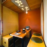 カウンターの他に、三方を壁に囲まれた半個室、四方を囲まれた個室が用意されています。どちらも、すっきりしたシンプルな色使いが特徴的。使い勝手の良い席を設けています。
