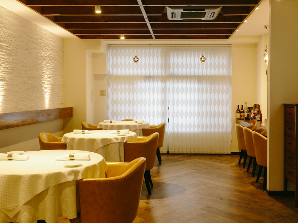 大人が落ち着いて食事を楽しめる、シンプルな空間づくり