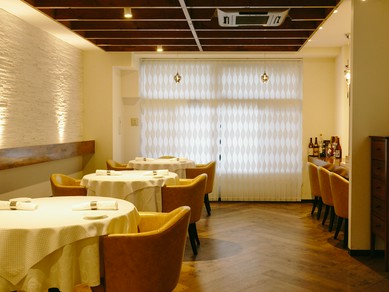 大人が落ち着いて食事を楽しめる、シンプルな空間づくり