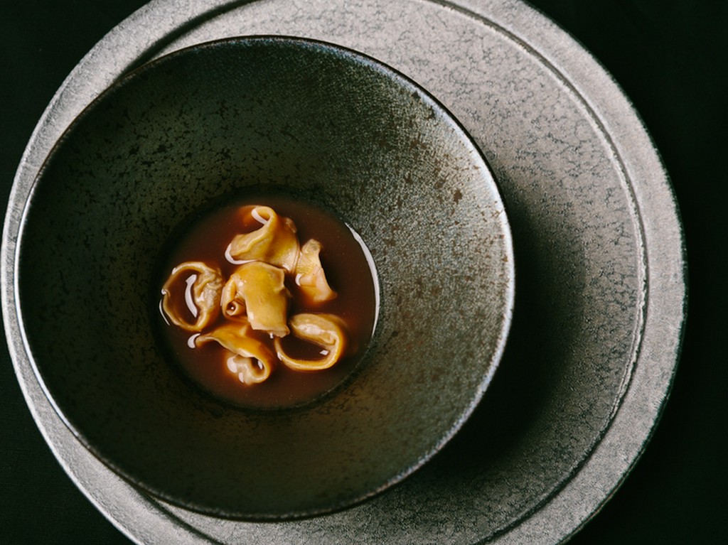 『蝦夷鹿のトルテッリーニインブロード』リッチにコンソメで