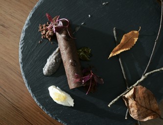 兎のサルミをカカオのクレープで巻いた前菜『兎のクレスペッロ』