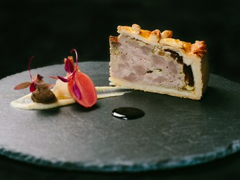 食材の濃厚なハーモニーを味わう『パスティッチョインクロスタ』