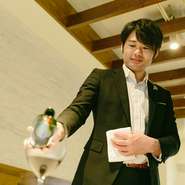シェフとソムリエの2人で営業する【essere】。ソムリエである寺谷氏は、同時にサービスマンとして、ゲストの食事をスムーズに進行できるよう心を配っているといいます。