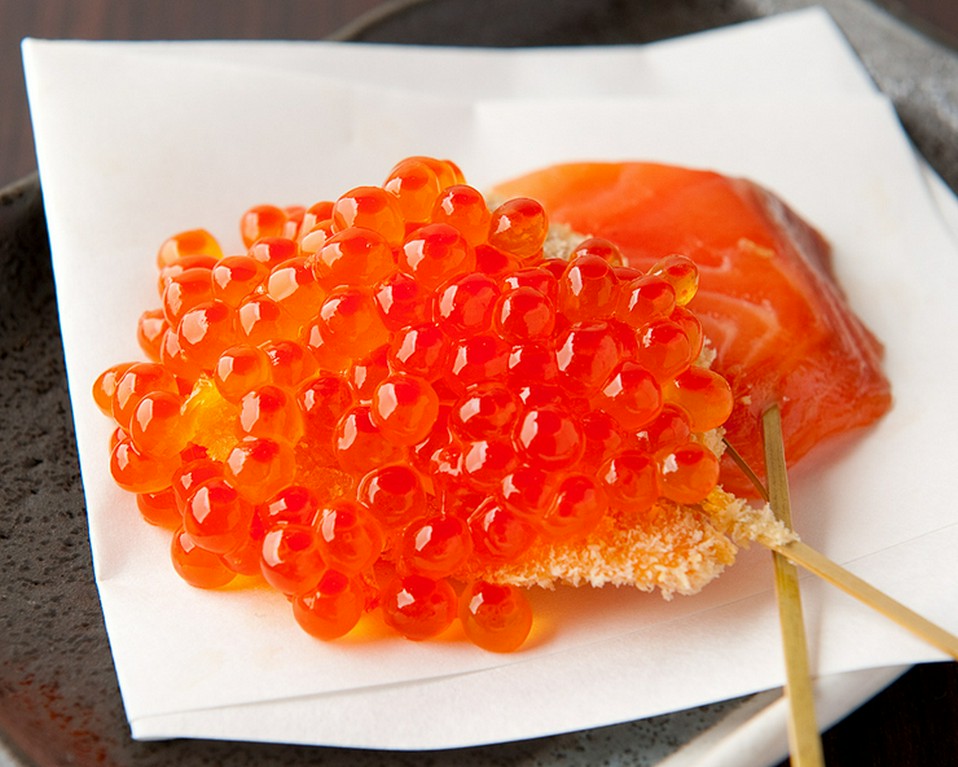 鮭の魅力をたっぷり味わう『サーモンのイクラこぼれのせ』