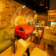 店の一角にあるワイン棚で仕切られた特別な空間。ソファーが設えており、周りを気にせず個室のようにリラックスした気分で過ごせます。食事をしながら会話を楽しむデートに最適。人気の席なので予約がおすすめです。