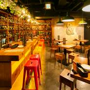お洒落なカフェのような店内♪ワイン30種ご用意！大人数でご利用頂けるビッグテーブルもご用意しております。