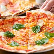 オシャレな店内は大人だけのものではありません。日曜日のランチは家族揃って、サラダ付きのピザはいかが。ビールやデザートのセットメニューもあり、大人も子供も楽しめます。